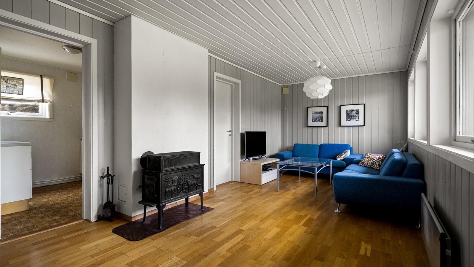 Romslig og fin stue med vedovn Galleribilde