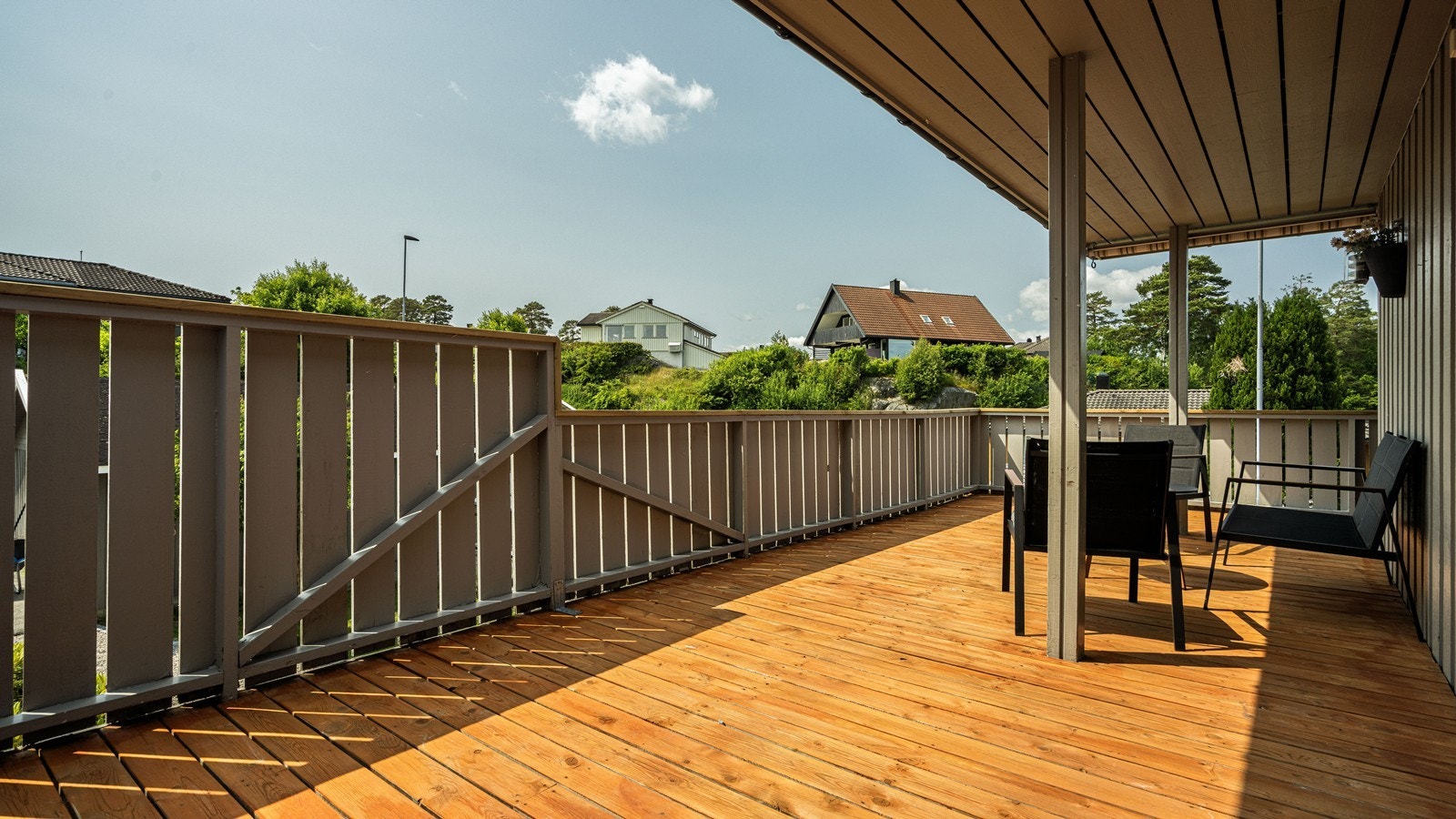Verandaen er av god størrelse og har fine solforhold Galleribilde
