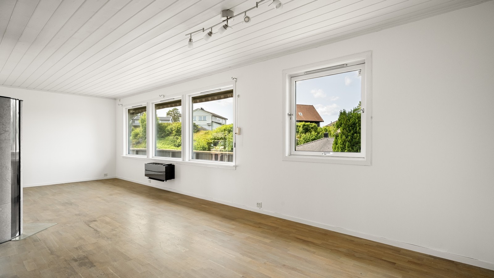 Stuen har store vindusflater som gir godt med naturlig lys og varmepumpe. Galleribilde