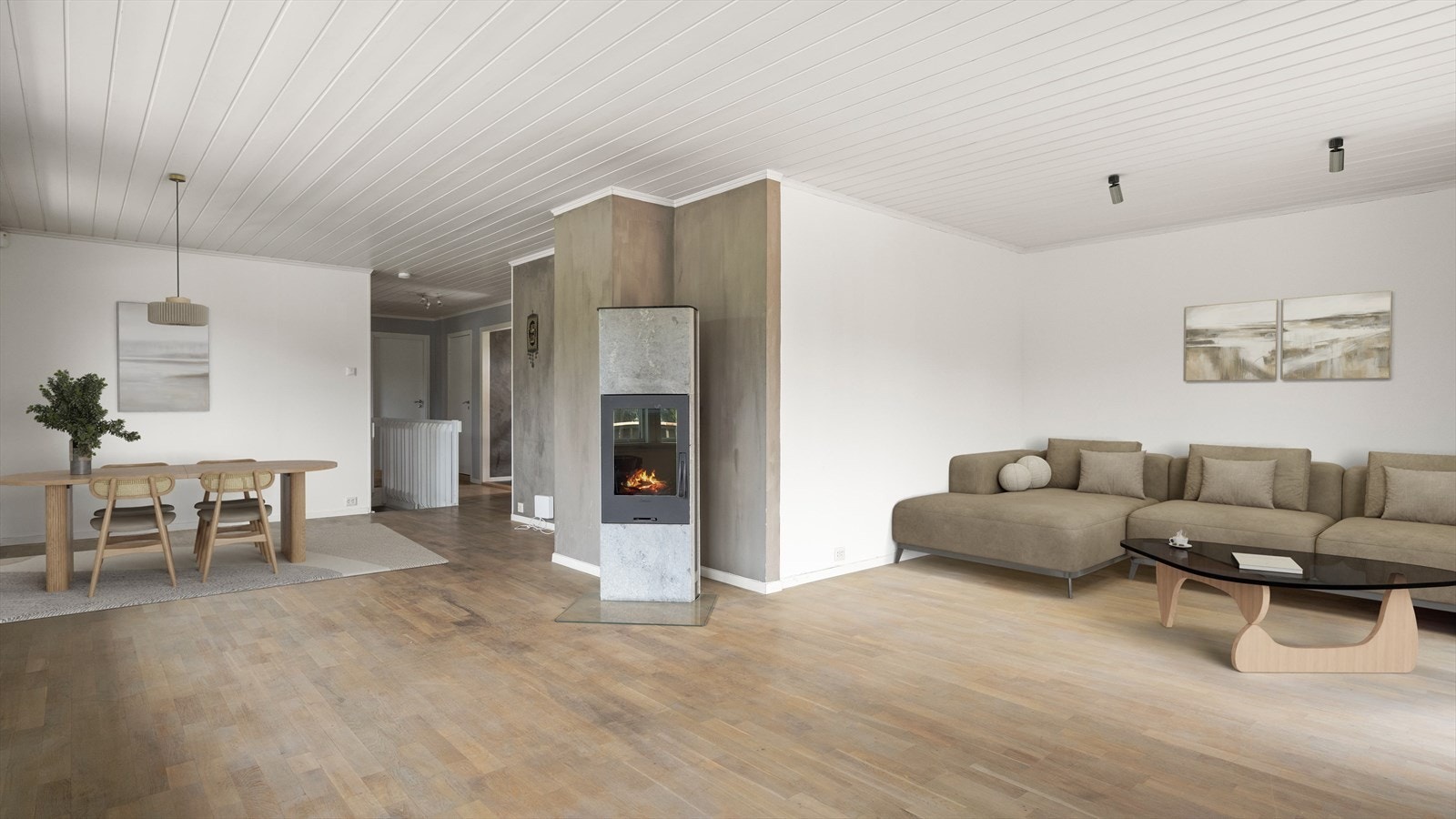 Stor og innbydende stue med god plass til sofagruppe og spisegruppe. Bildet er digitalt stylet. Galleribilde