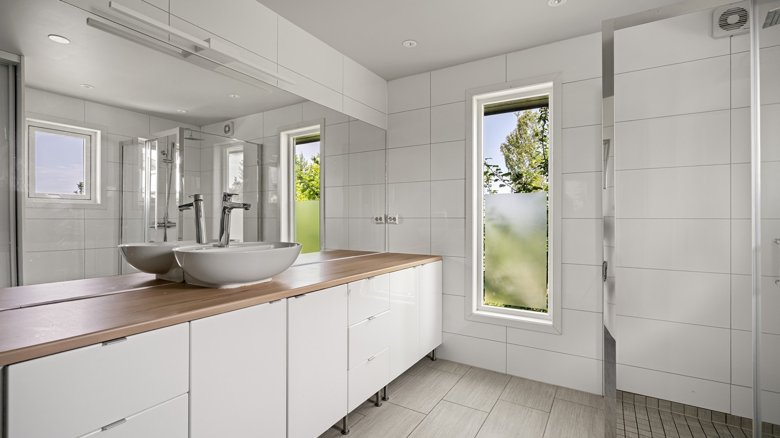 Stort og pent bad fra 2017 med stor baderomsinnredning som gir godt med oppbevaring Galleribilde