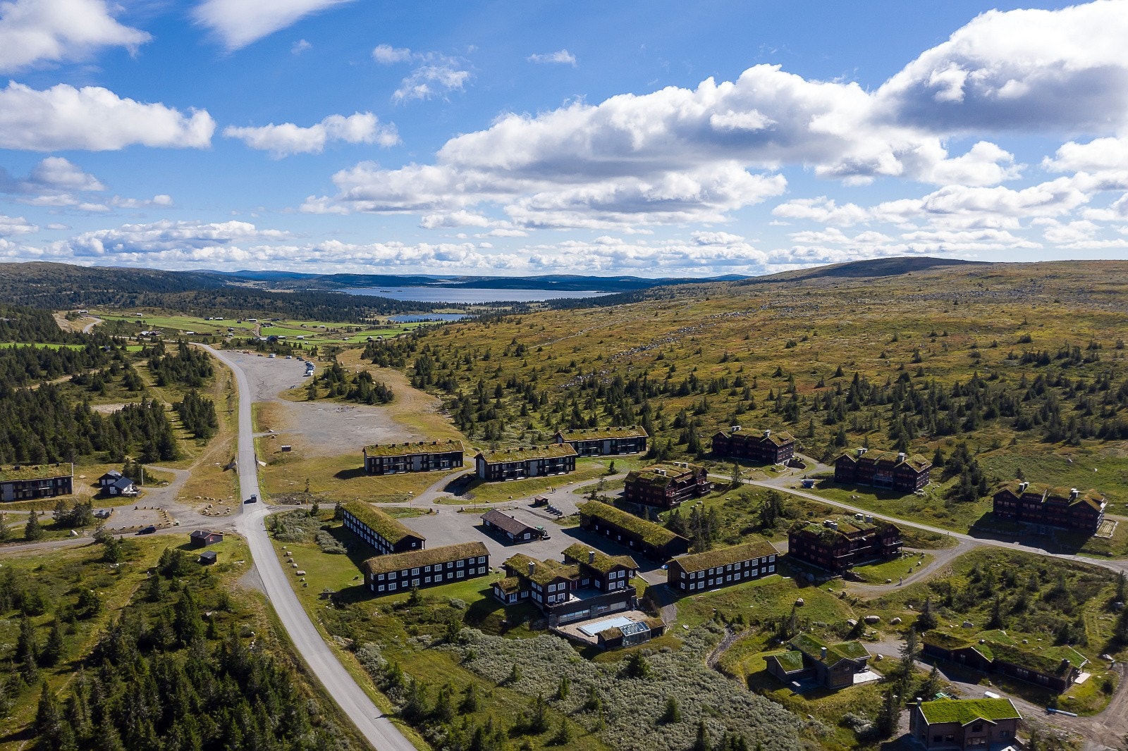 Sommerstid har man mange flotte turmuligheter, bl.a. til Neveltoppen og Slåseterfjell, dagsturer via Hitfjell osv. Galleribilde