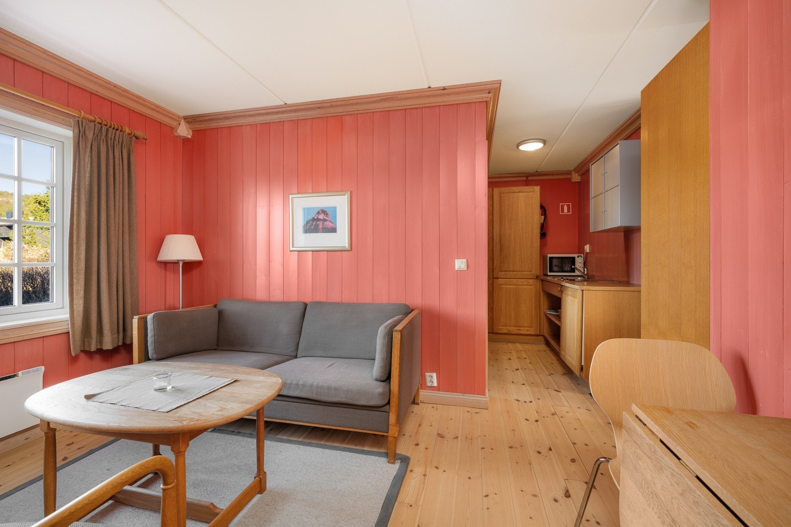 Kjøkkenet ligger fint tilbaketrukket fra selve stuedelen. Galleribilde