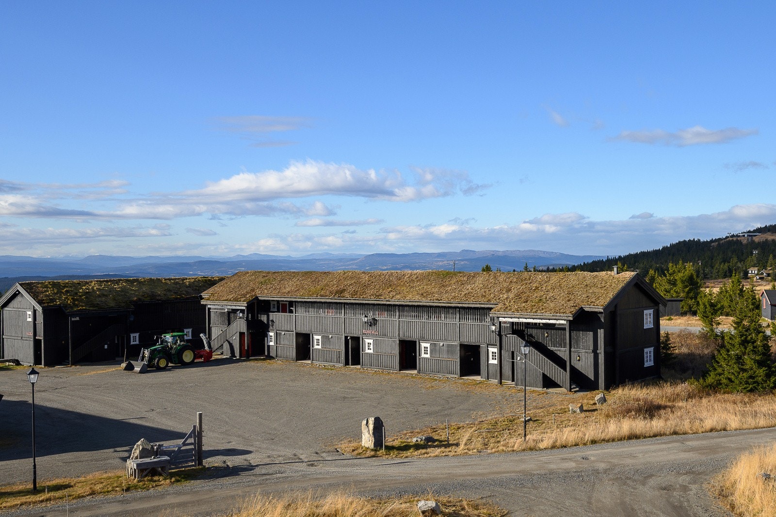 Det er parkeringsplasser på gårdsplassen mellom de fire byggene. Der er det også to hurtigladere for elbil. Galleribilde