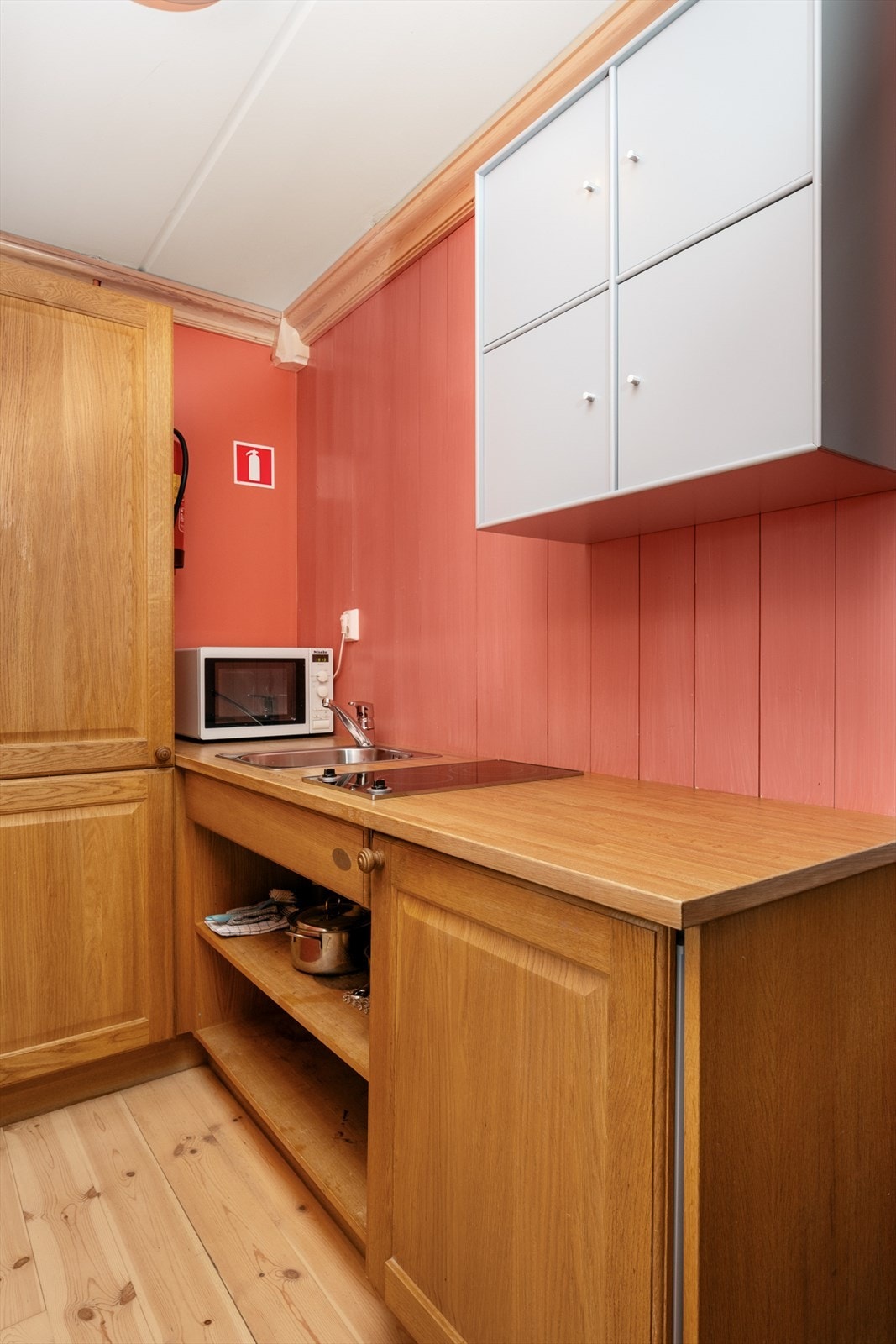 Integrert koketopp og kjøleskap. Galleribilde