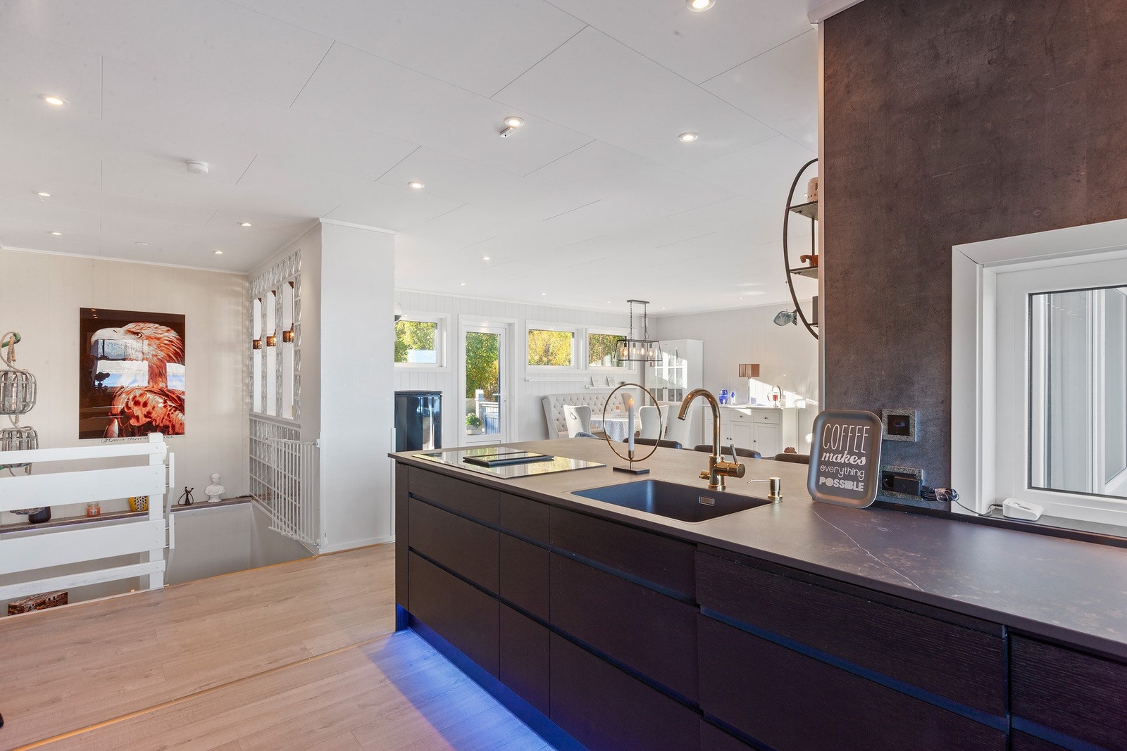 Integrert oppvaskmaskin, kjøleskap, stekeovn samt vinkjøler under benk. Galleribilde