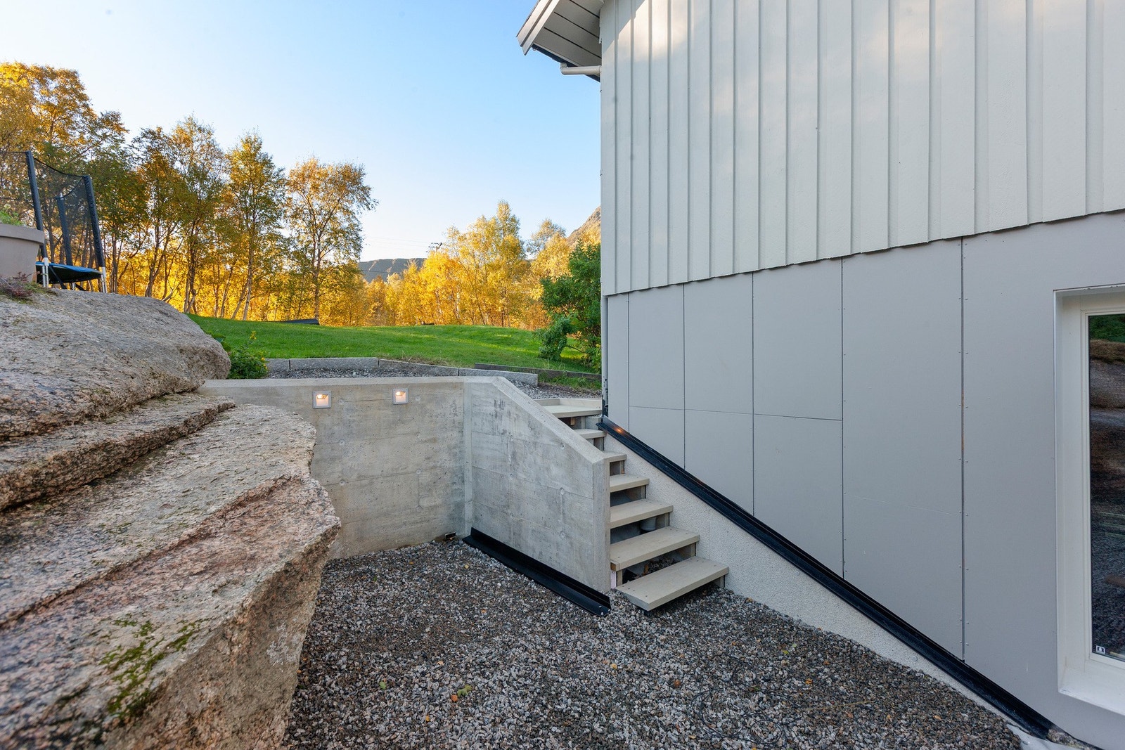 Pent opparbeidet uteområdet med innfelt lys i mur. Galleribilde