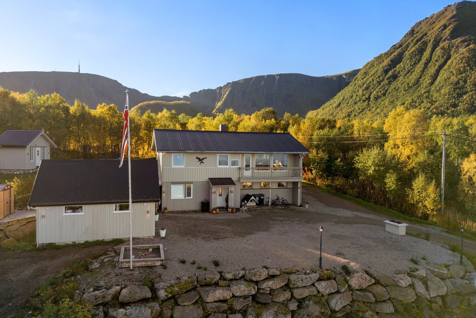 Eiendommen ligger fint og skjermet til. Galleribilde