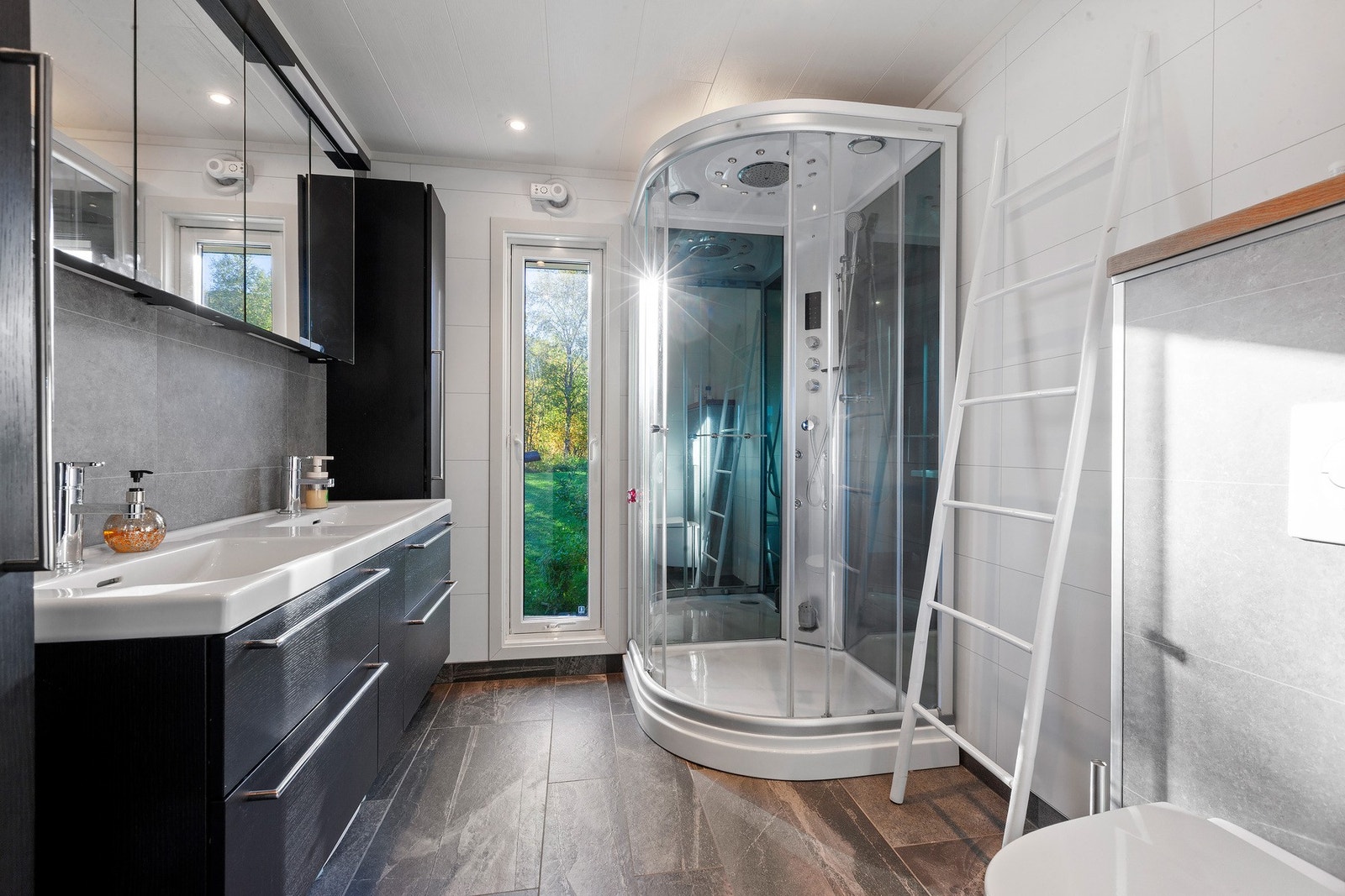 Bad , 2 etg. Galleribilde