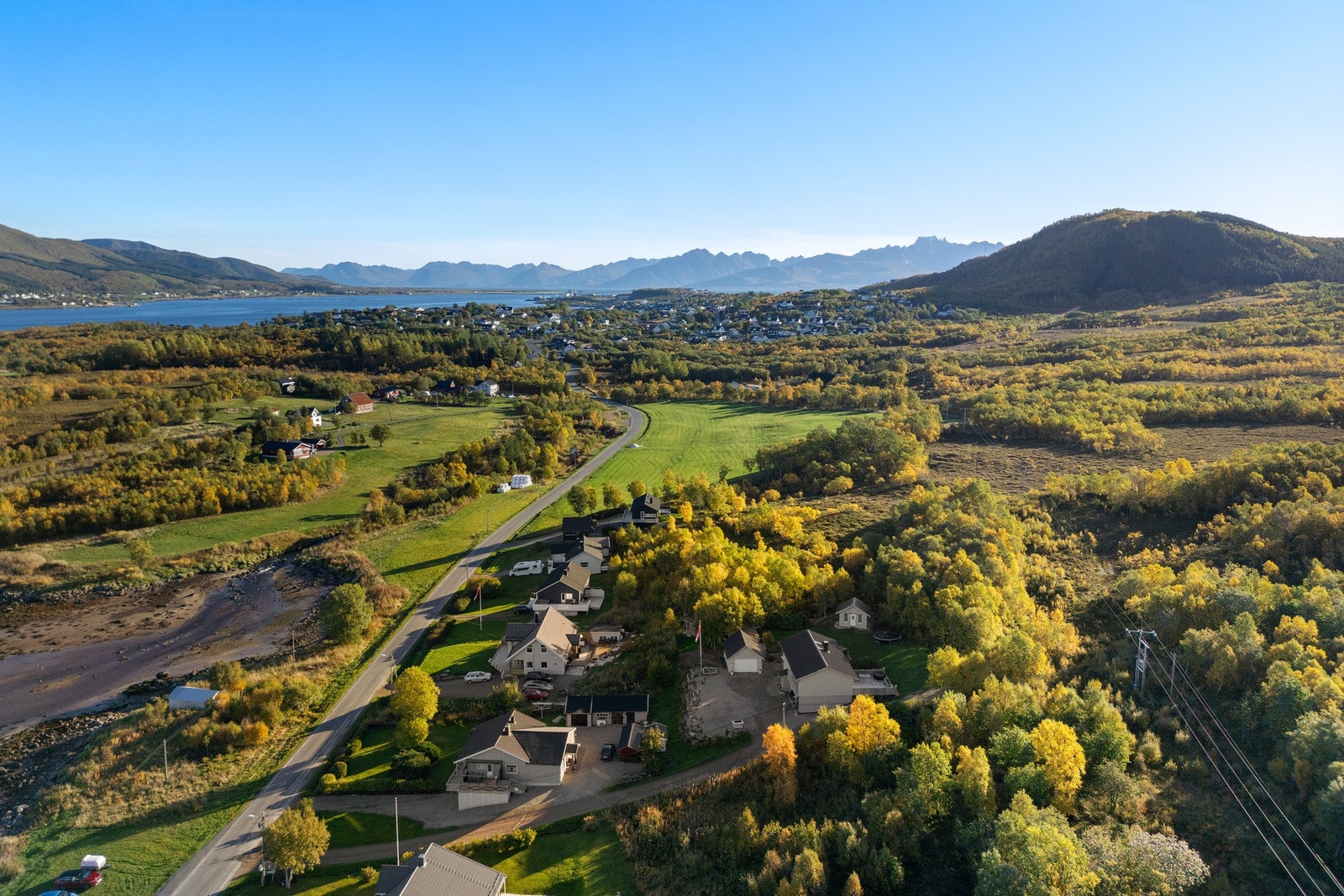 Det er ca. 2,7 km til Stokmarknes sentrum. Galleribilde