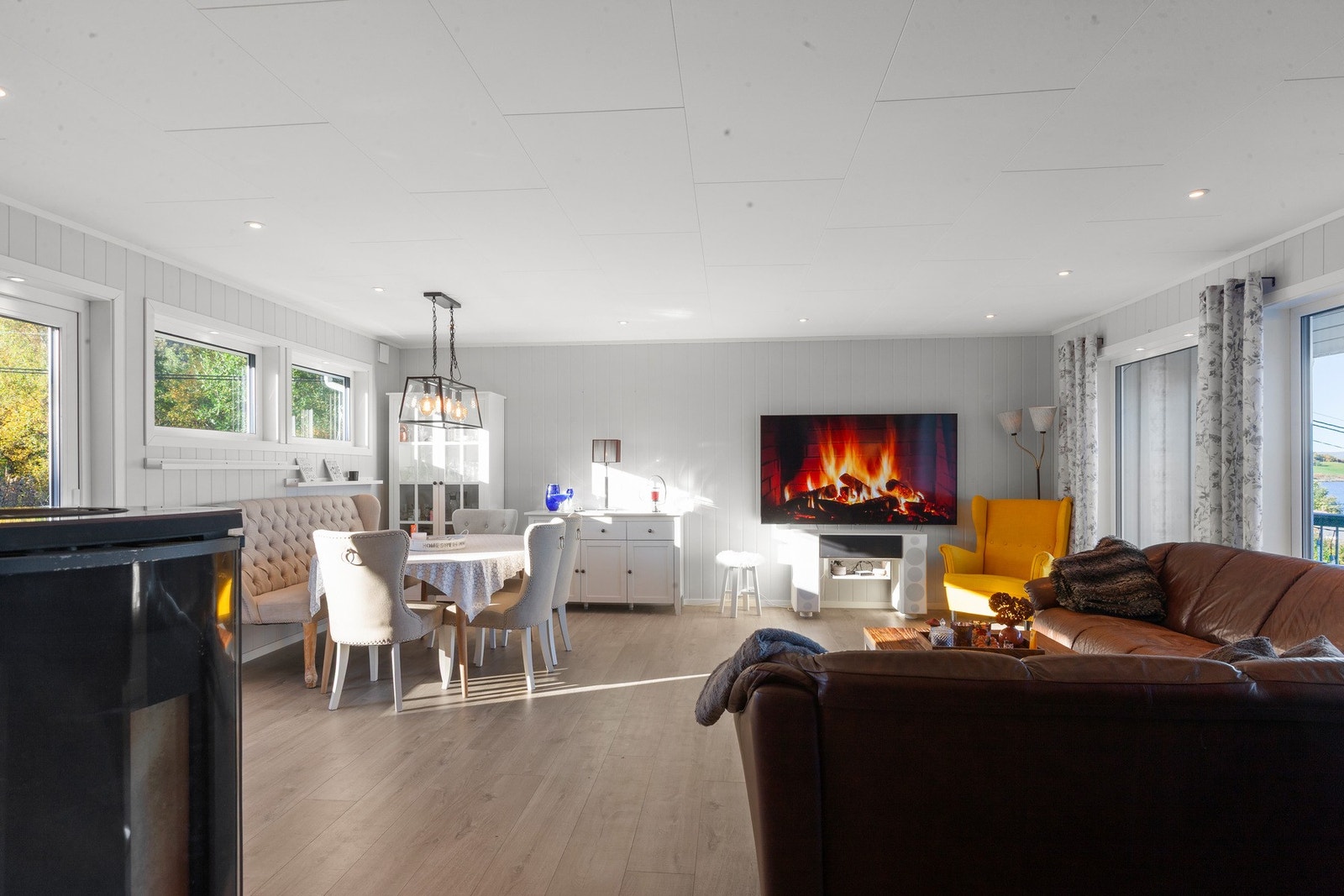 Stue er utført i lyse overflater. Galleribilde