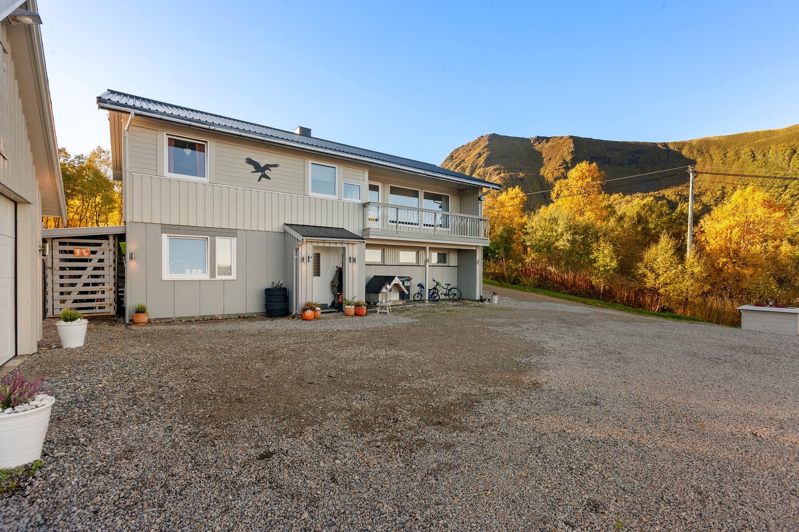 Gruslagt gårdsplass. Galleribilde