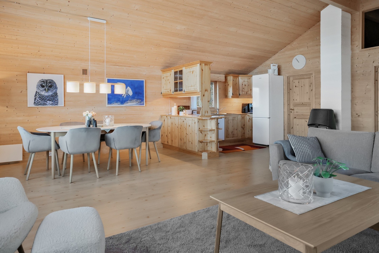 Hytta har en velfungerende åpen løsning til kjøkkenet, samt god plass for langbord og sofagruppe. Galleribilde