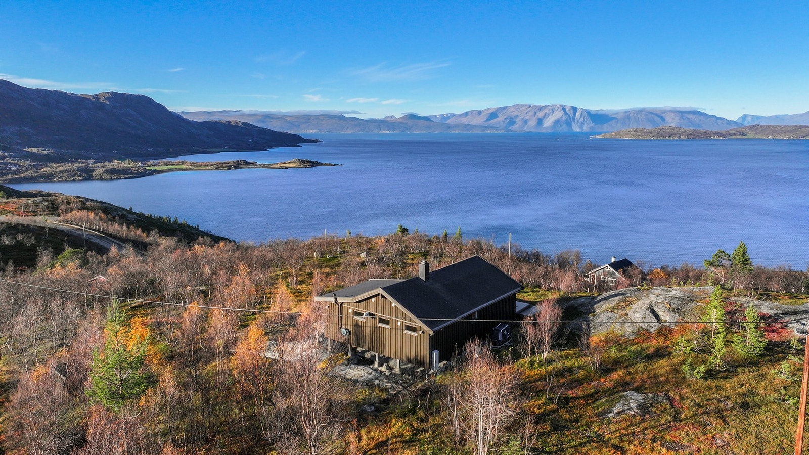 Plasseringen høyt i terrenget gir en imponerende og uforstyrret utsikt til Altafjorden og mektige fjell. Galleribilde