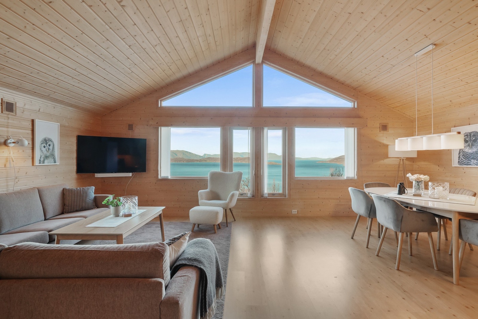 Rommet er luftig med mønet himling og ekstra takhøyde. Galleribilde