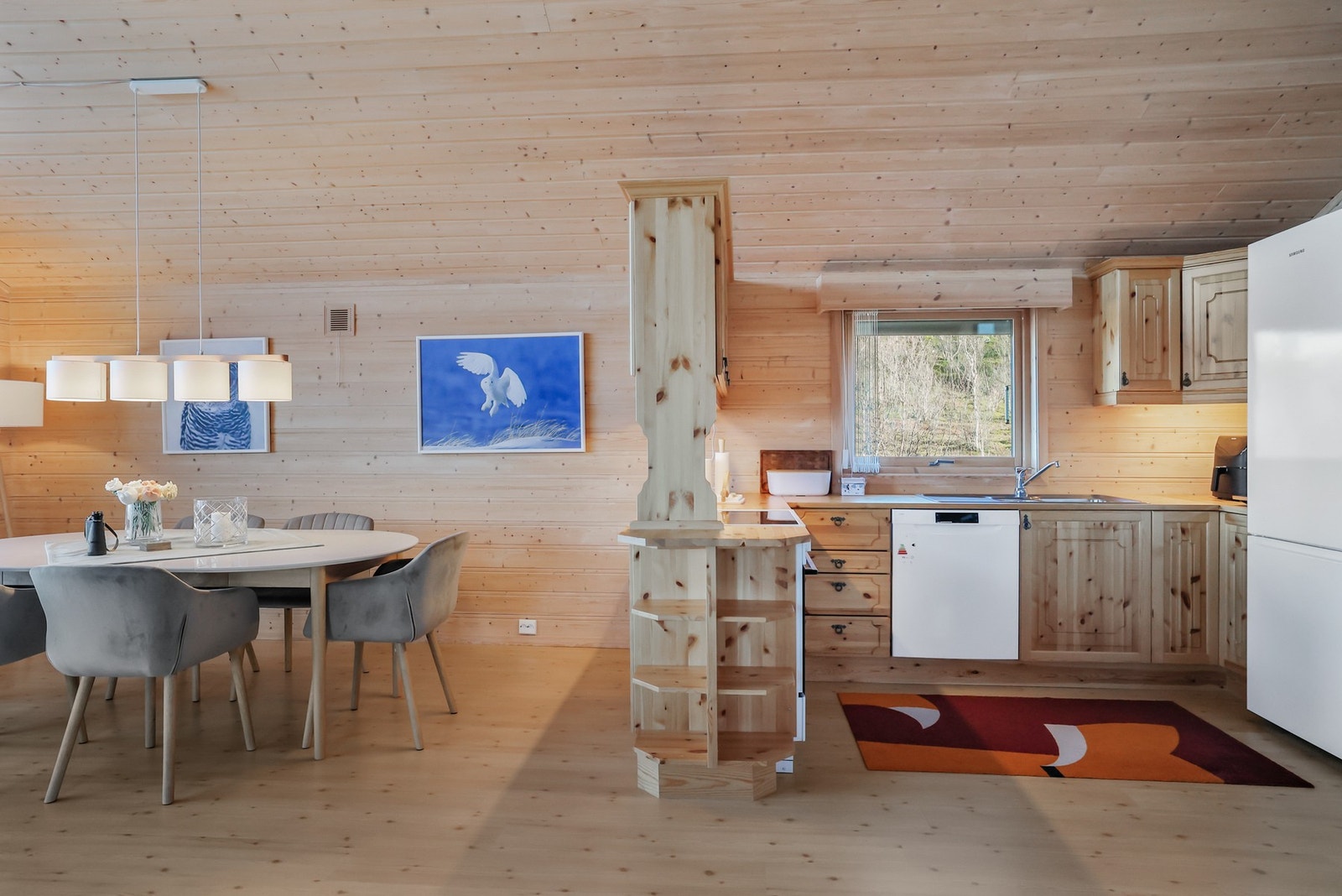 Kjøkkenet har en praktisk innredning i heltre furu med profilerte fronter. Galleribilde