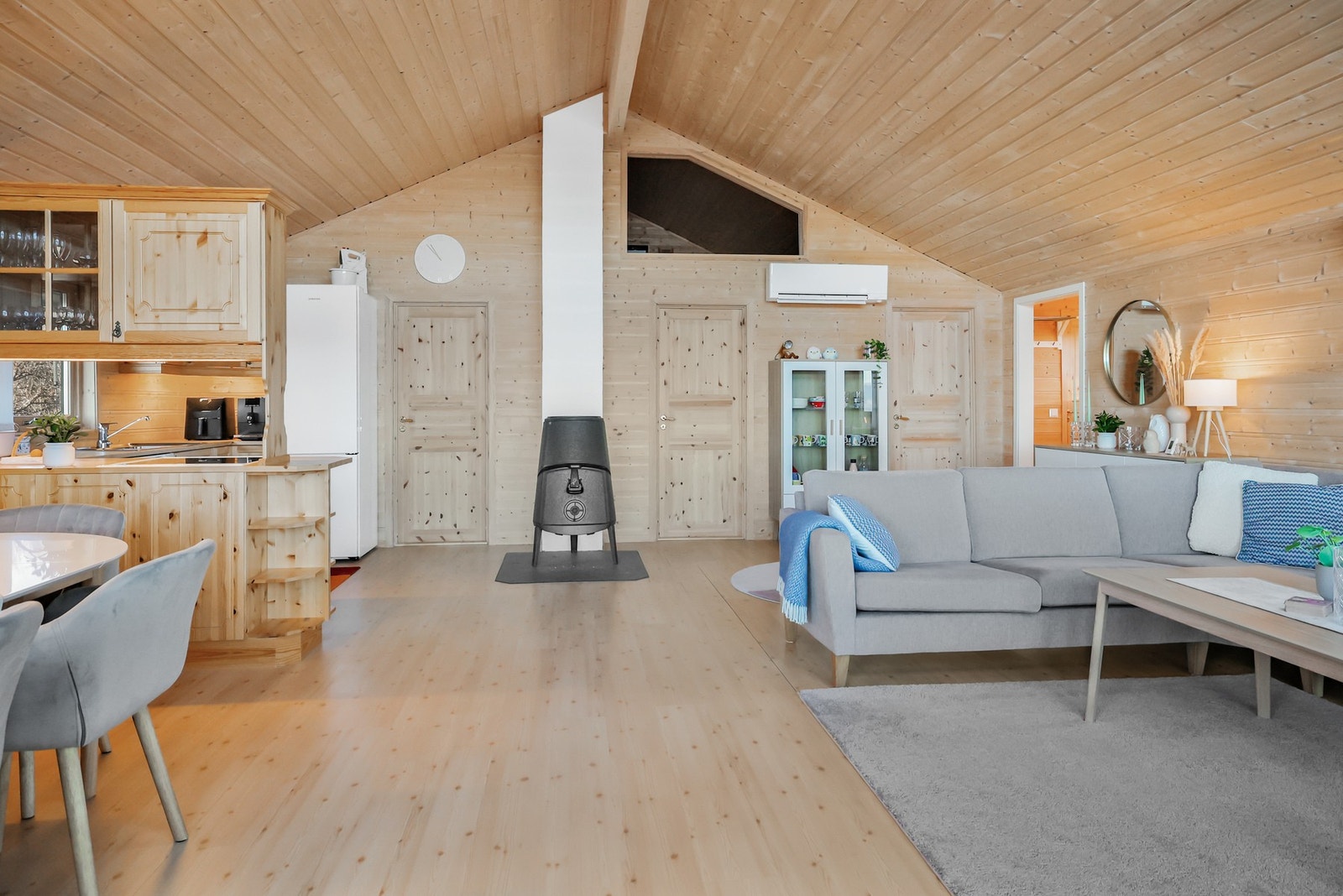 Både vedovn og Mitsubishi varmepumpe i stue sørger for godt med varme på kalde kvelder. Galleribilde