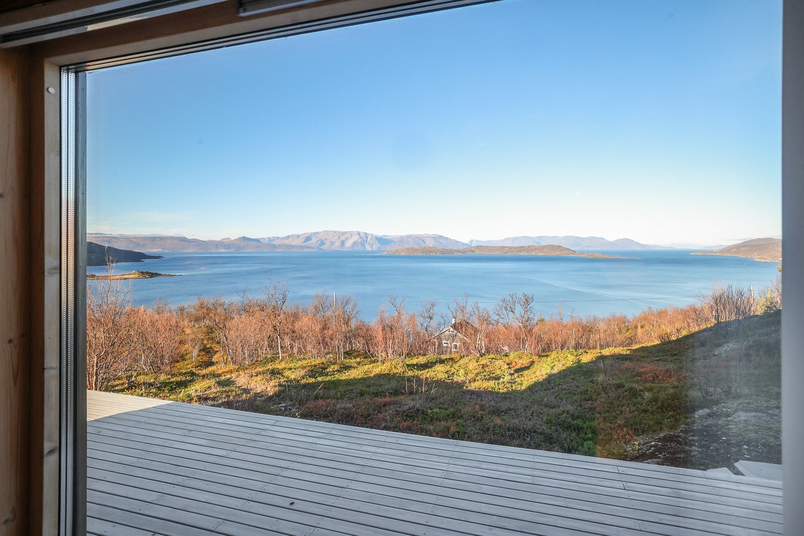 Fra stua er det nydelig utsikt over Altafjorden og fjellene rundt Galleribilde