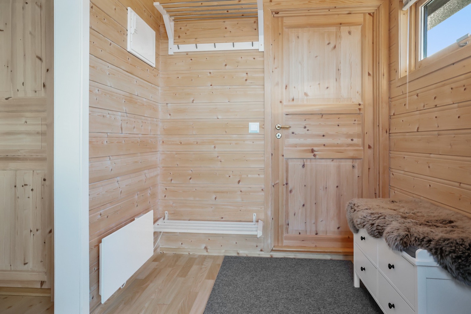 Det er adkomst til hytta via et skjermet inngangsparti på terrassen. Galleribilde