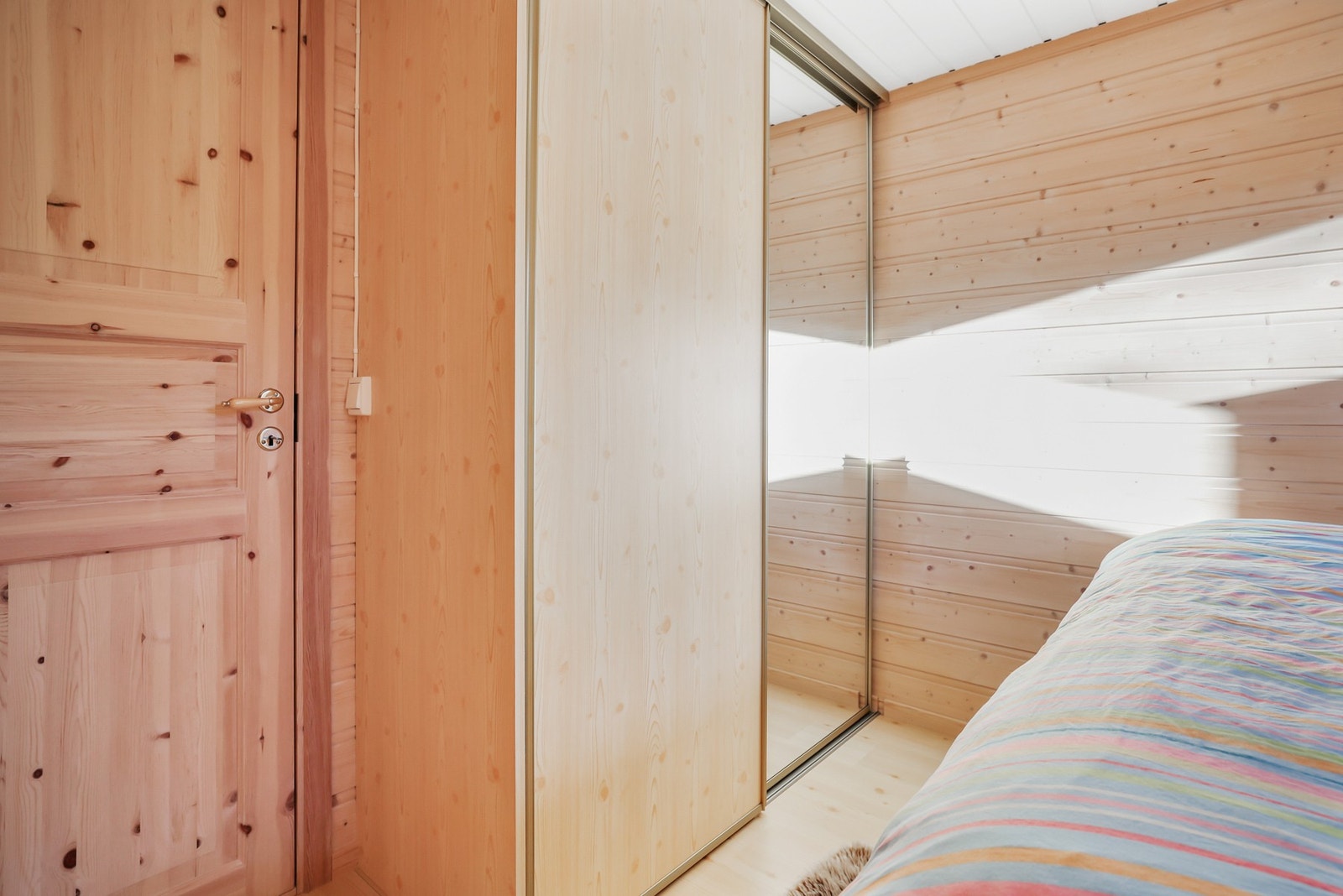 Soverommet har skyvedørsgarderobe for diverse oppbevaring. Galleribilde