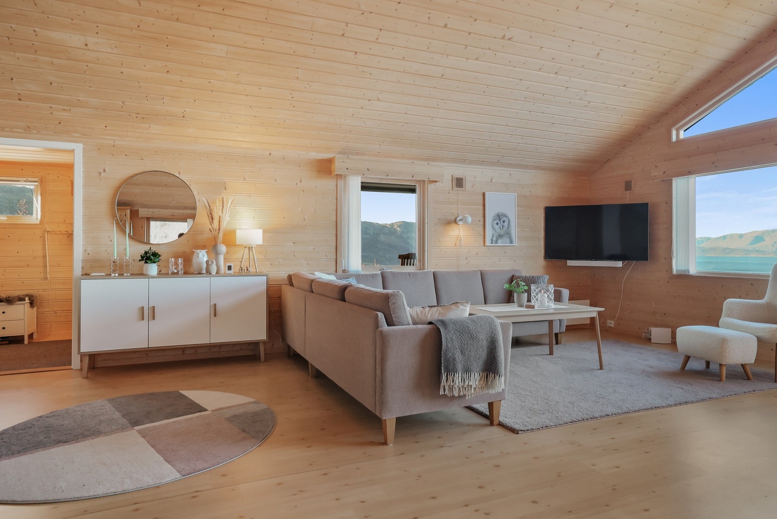 Fra entrè er det direkte adkomst til hyttas oppholdsrom. Galleribilde