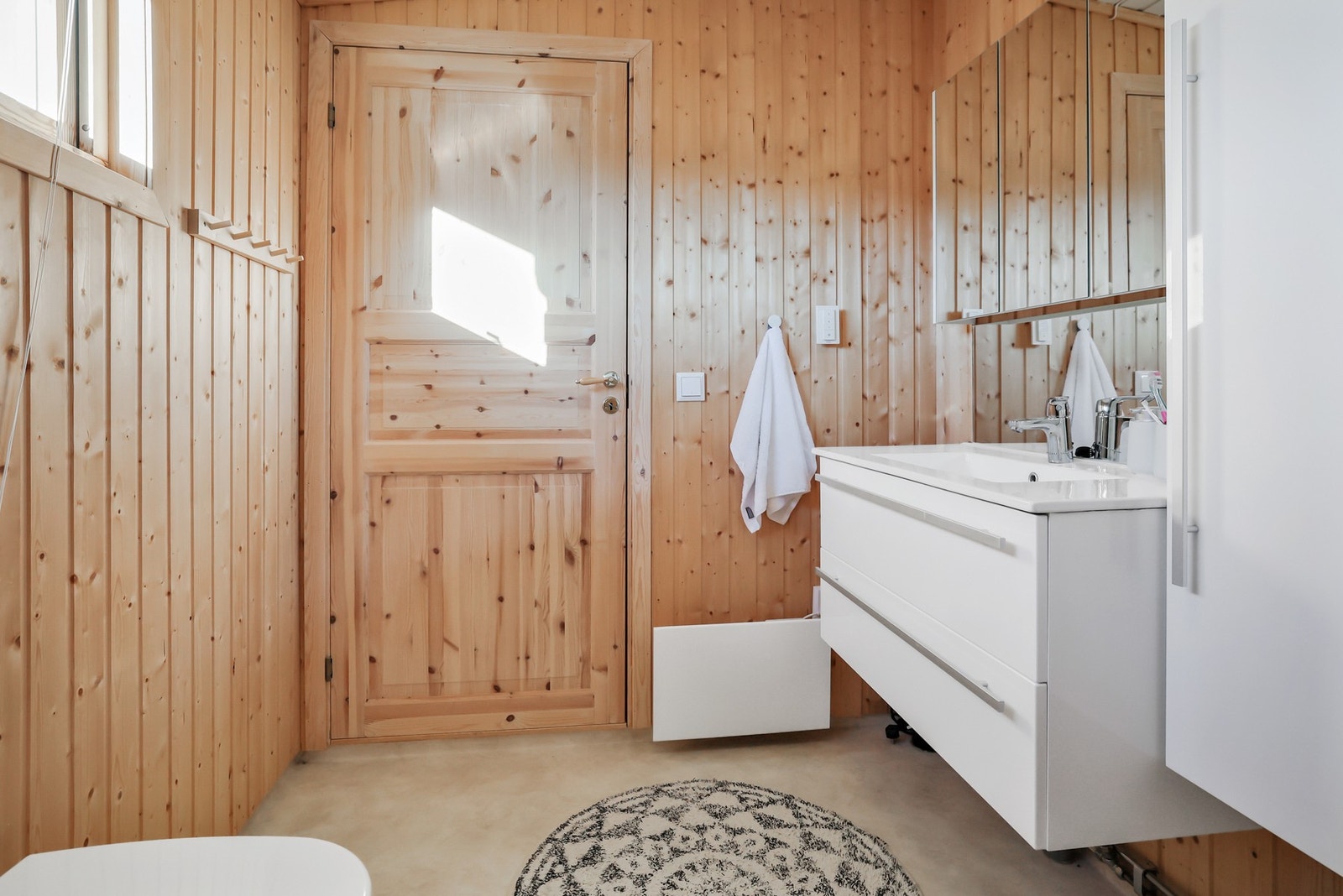 Badet har en lys og praktisk servantinnredning med gode oppbevaringsmuligheter i skuffer og skap. Galleribilde