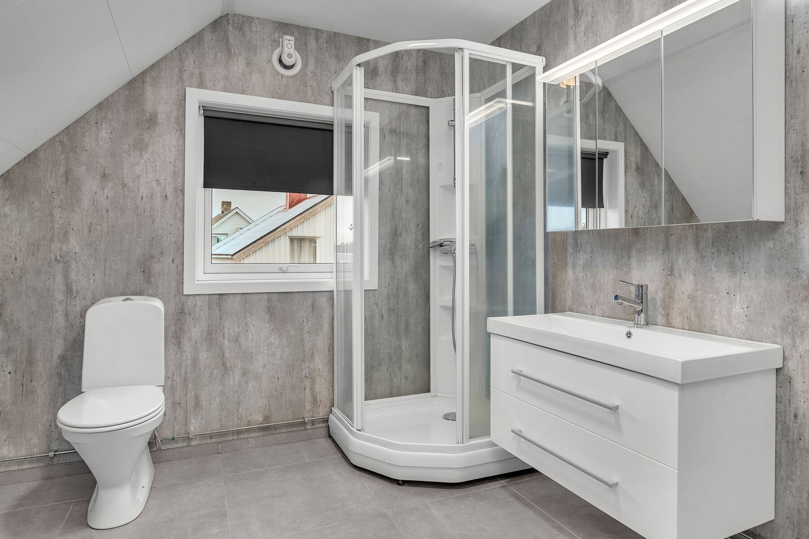 Bad/vaskerom i hoveddel som ble renovert i 2025. Badet har våtromsplater på vegg, malte takplater og flislagt gulv med elektriske varmekabler. Galleribilde