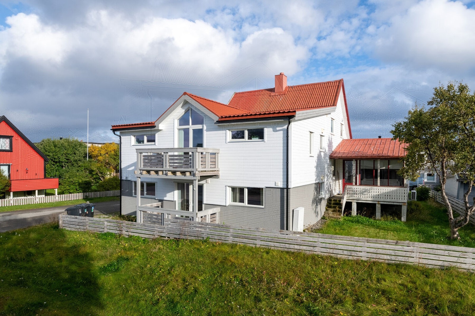 Dette er en innholdsrik og velholdt enebolig med gode utleiemuligheter. Sentral beliggenhet på Andenes med nærhet til det meste. Galleribilde