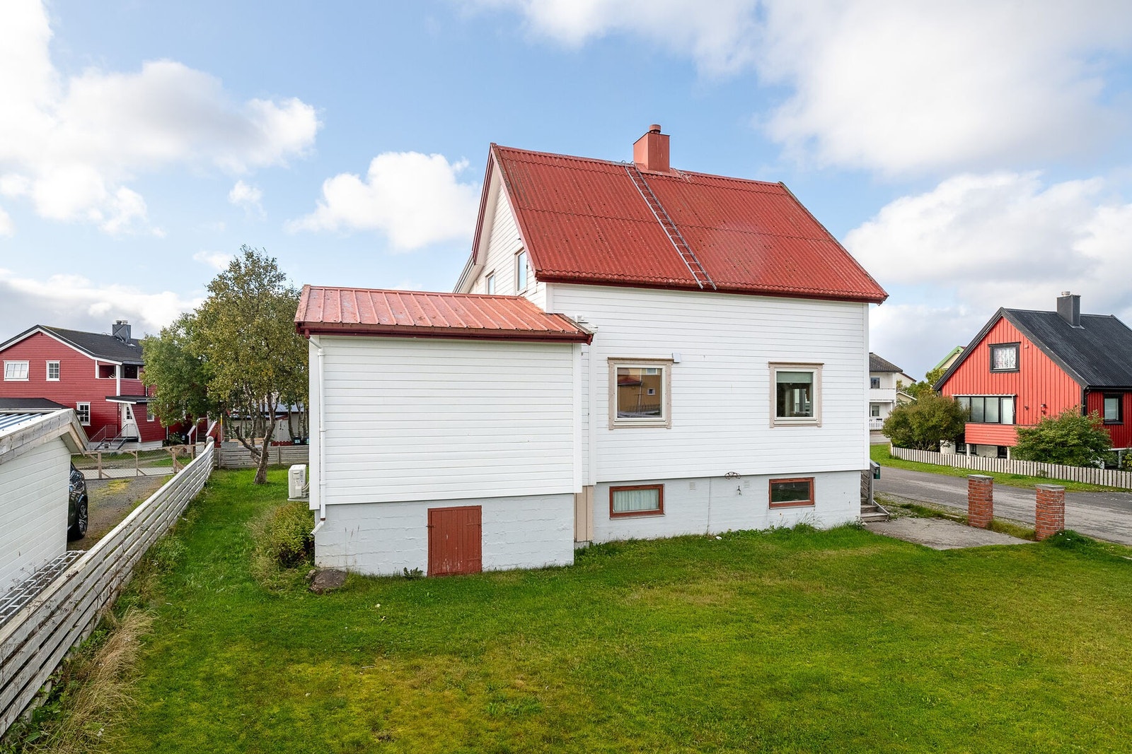 Boligen ligger fint og sentralt til på en flat hjørnetomt med opparbeidet grøntareal, delvis inngjerdet. Parkering i frittstående garasje og på tomt. Velkommen hit! Galleribilde
