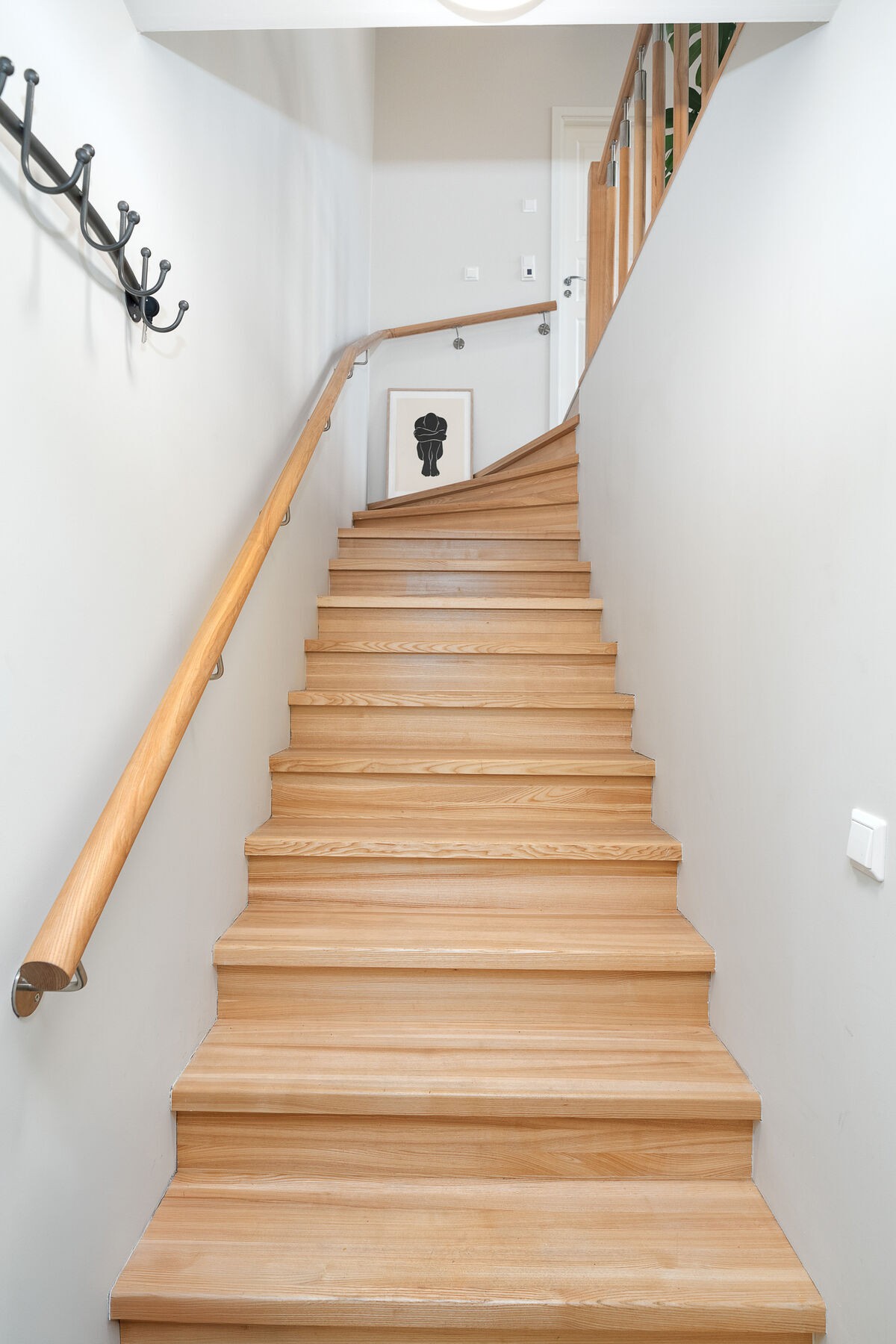 Trapp opp til leilighet 2 som ligger i 2. etasje. Galleribilde