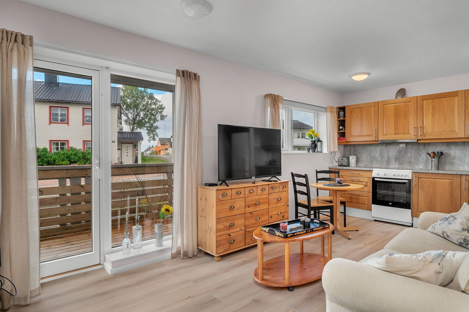 Stue og kjøkken i leilighet 1 som ligger i 1. etasje. Galleribilde