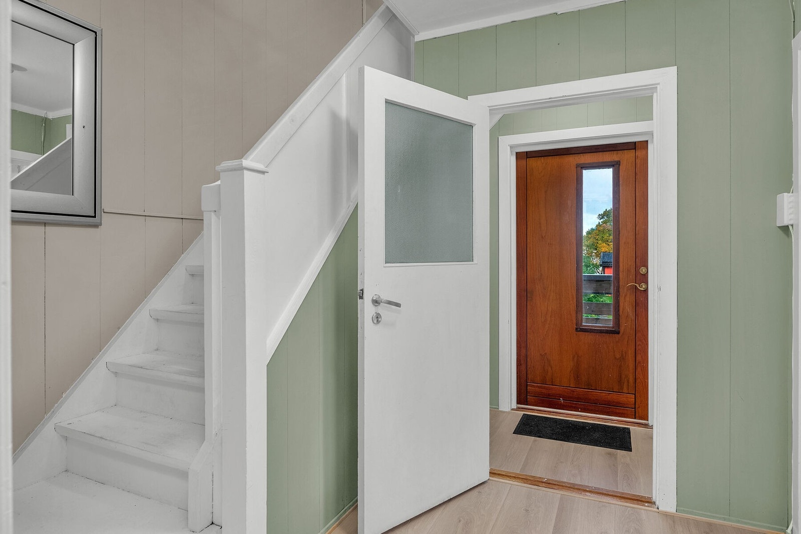 Vindfang og gang i 1. etasje av hoveddel. Galleribilde