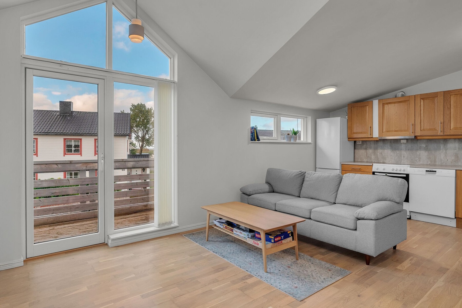 Stuen i leilighet 2 har god takhøyde, mye lysinnslipp og utgang til balkong. Galleribilde