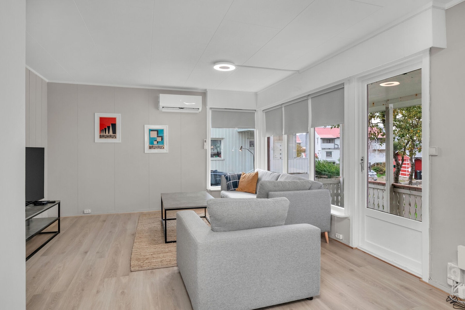 Stuen i opprinnelig bolig har store vindusflater som gir fint lysinnslipp. Galleribilde