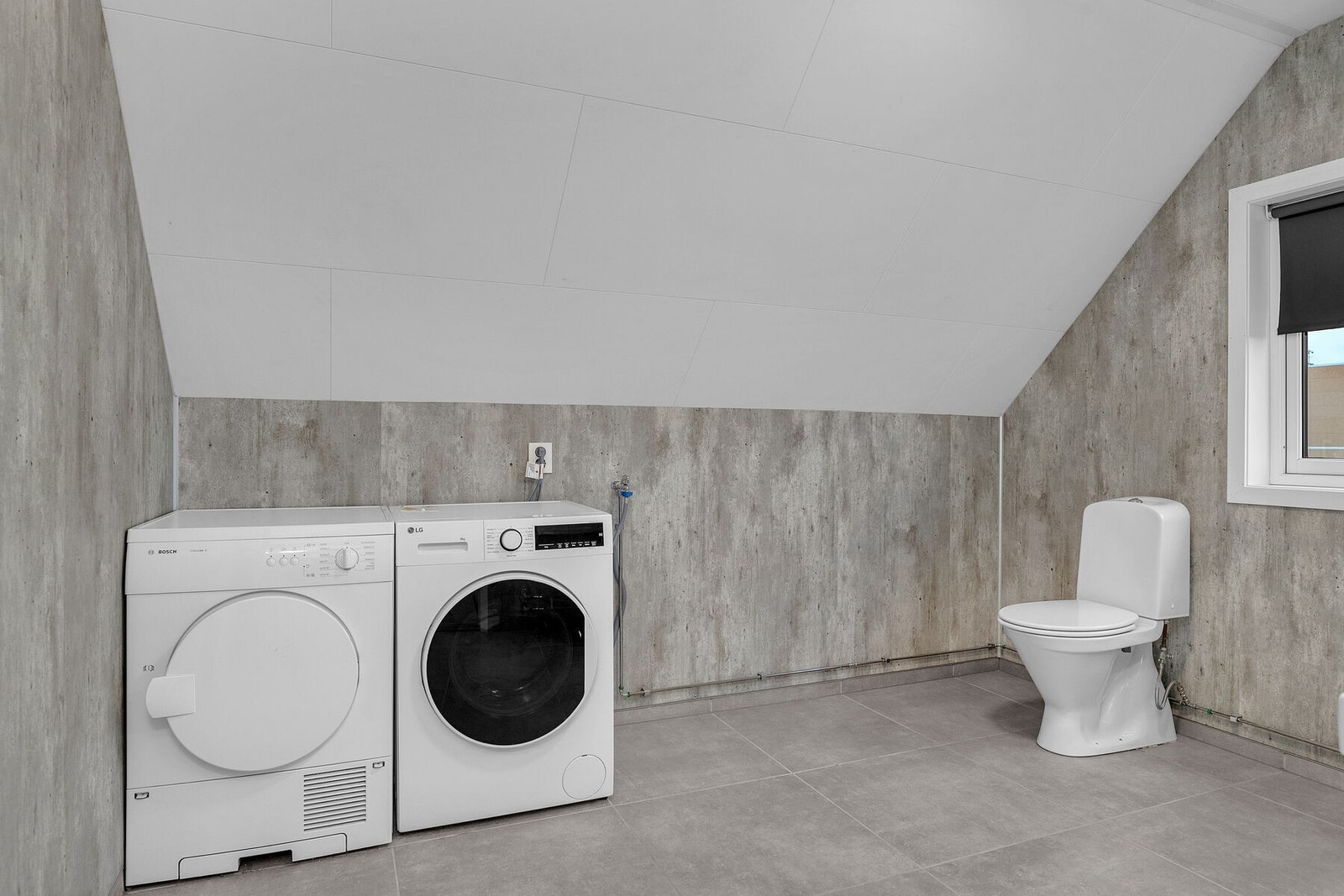 Badet har innredning med servant, speilskap, toalett, dusjkabinett, samt opplegg for vaskemaskin. Galleribilde