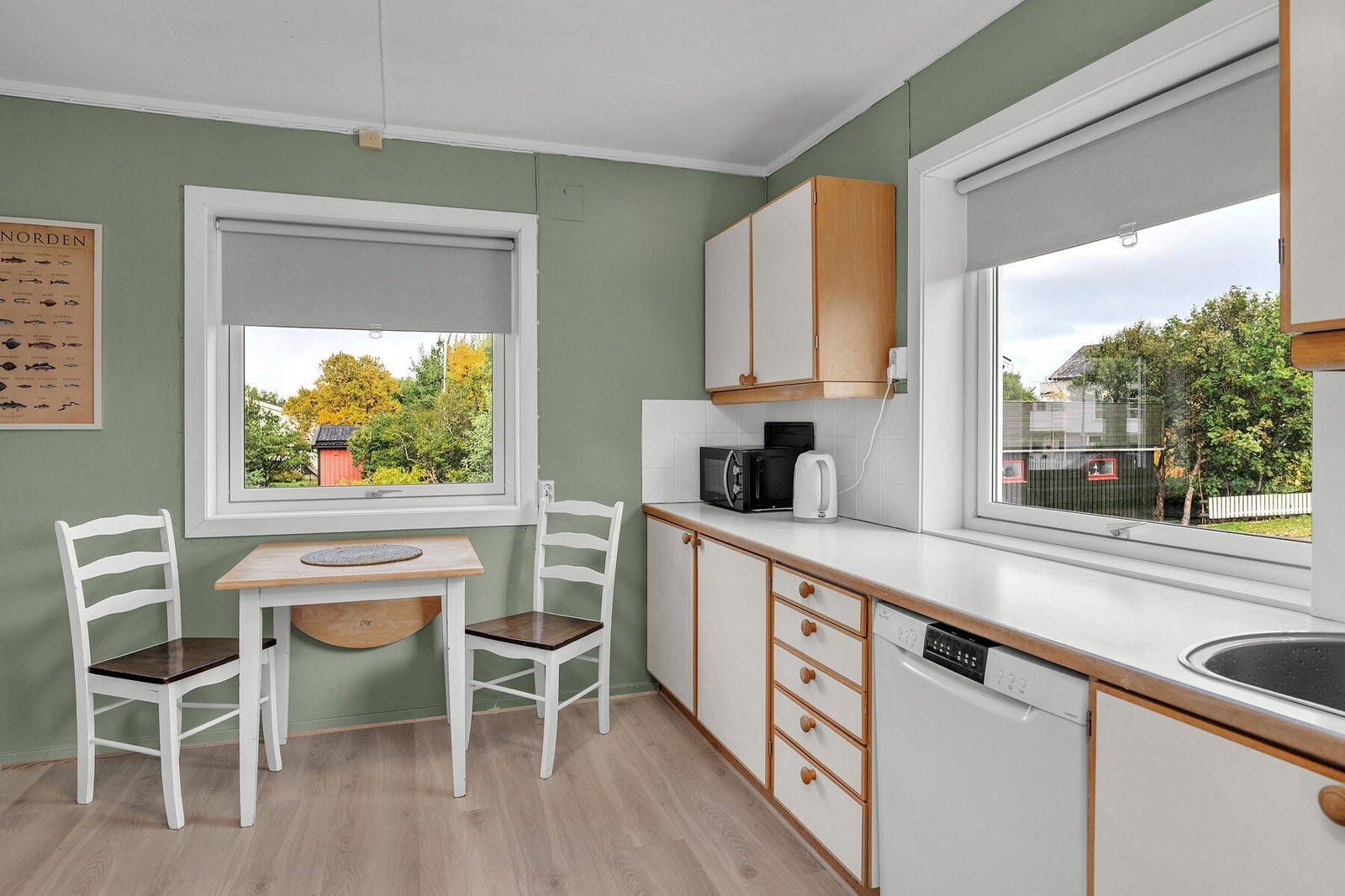 Kjøkken i hoveddel med plass til spisebord. Galleribilde