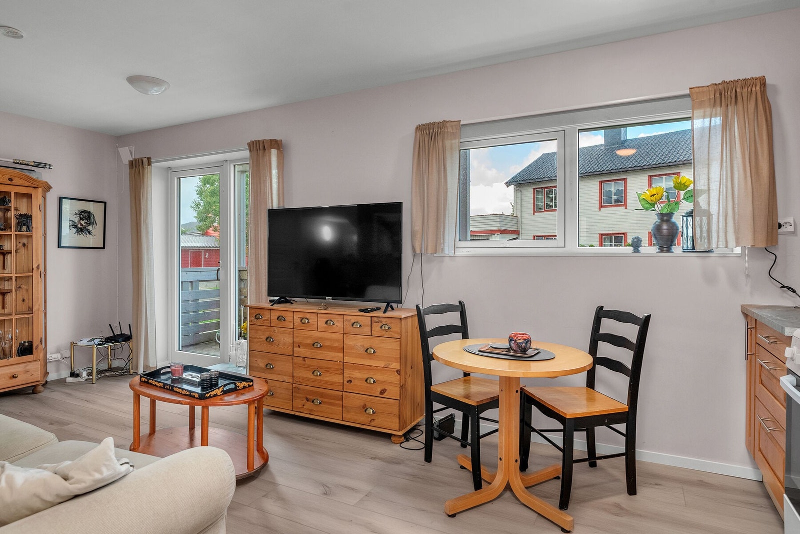 Stue og kjøkken er i en praktisk åpen løsning. Herfra er det utgang til balkong. Galleribilde