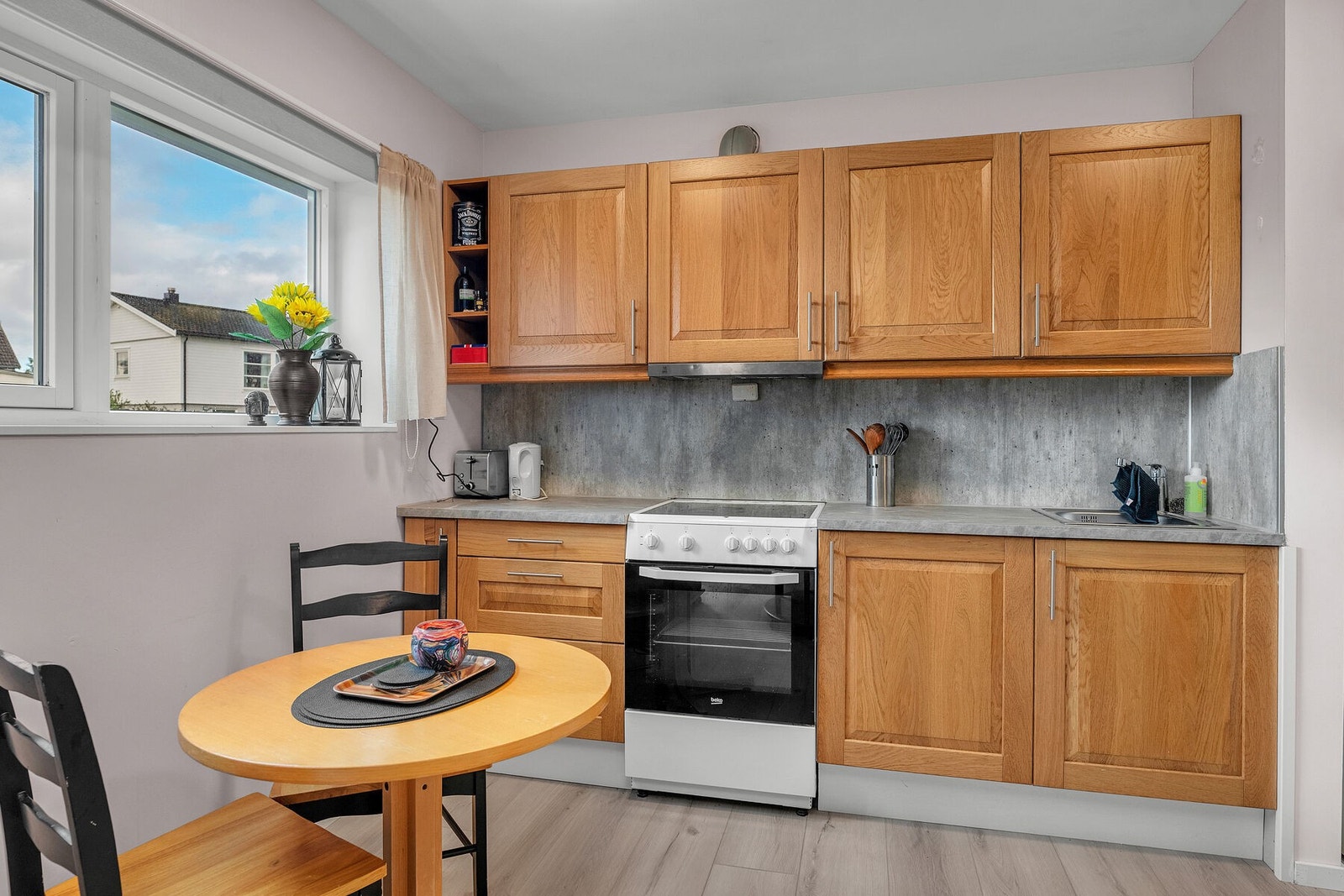 Kjøkken i leilighet 1 med profilerte fronter, laminert benkeplate med nedfelt vask og opplegg for frittstående hvitevarer. Galleribilde