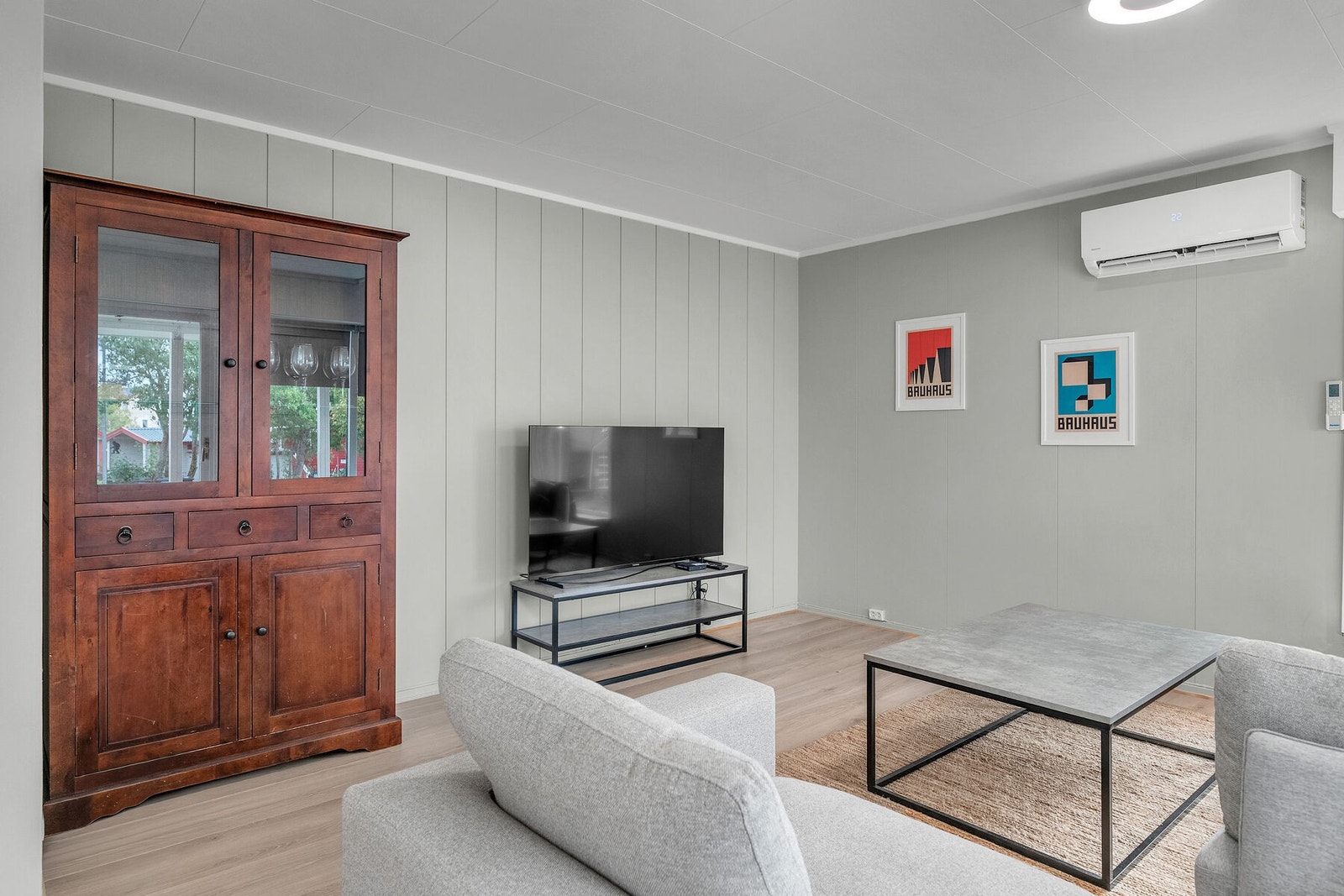 Trivelig stue i hoveddel som er malt i tidsriktige farger. Galleribilde