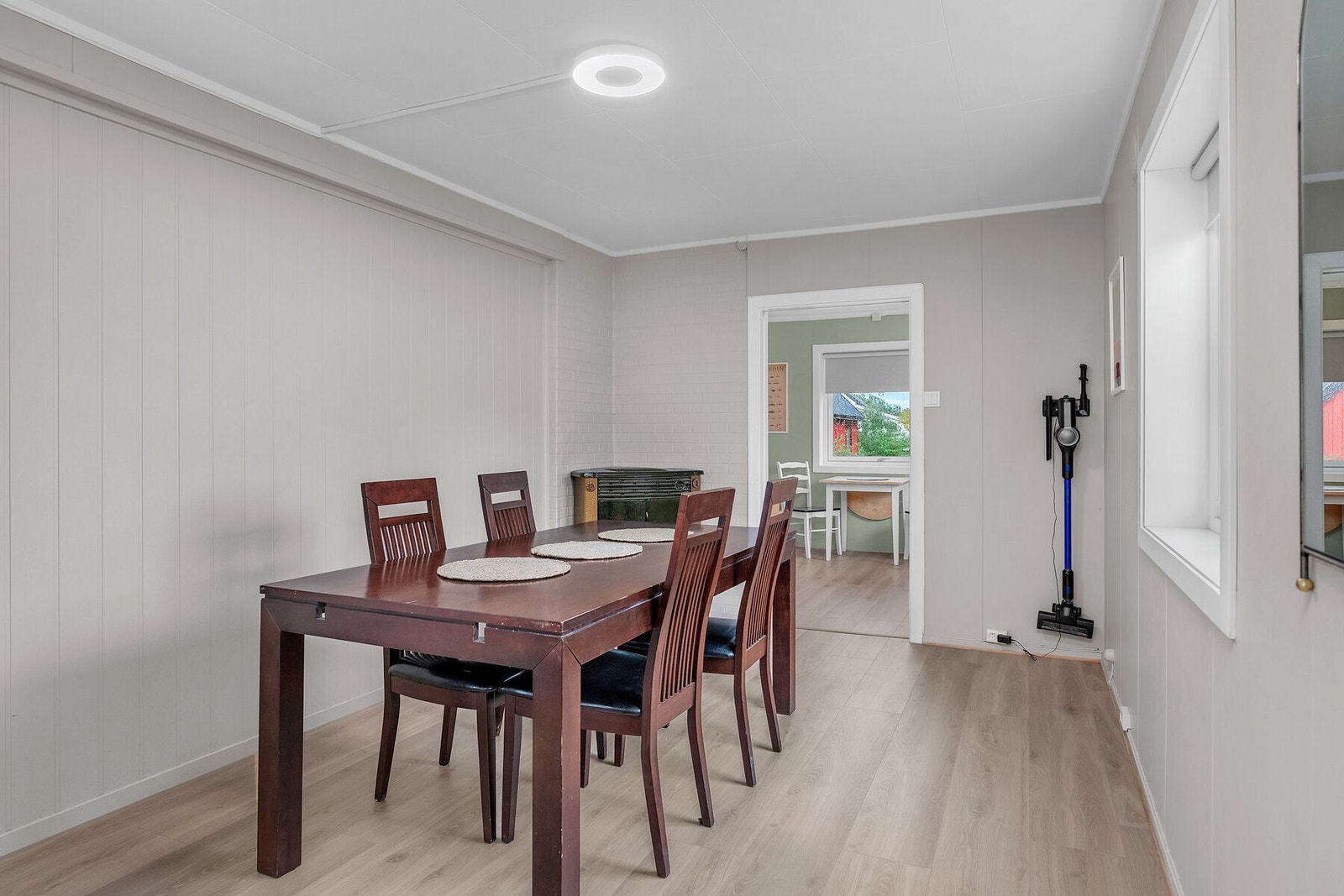 Romslig spisestue i tilknytning kjøkkenet. Galleribilde