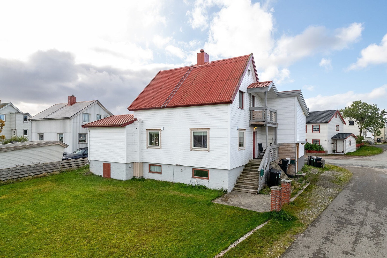 Hoveddelen ble tilbygd med større stue i 1977, og i 2014 ble boligen tilbygd med to utleieleiligheter. Tilbygget er godkjent, men leilighetene er ikke registrert med egen bruksenhet. Galleribilde