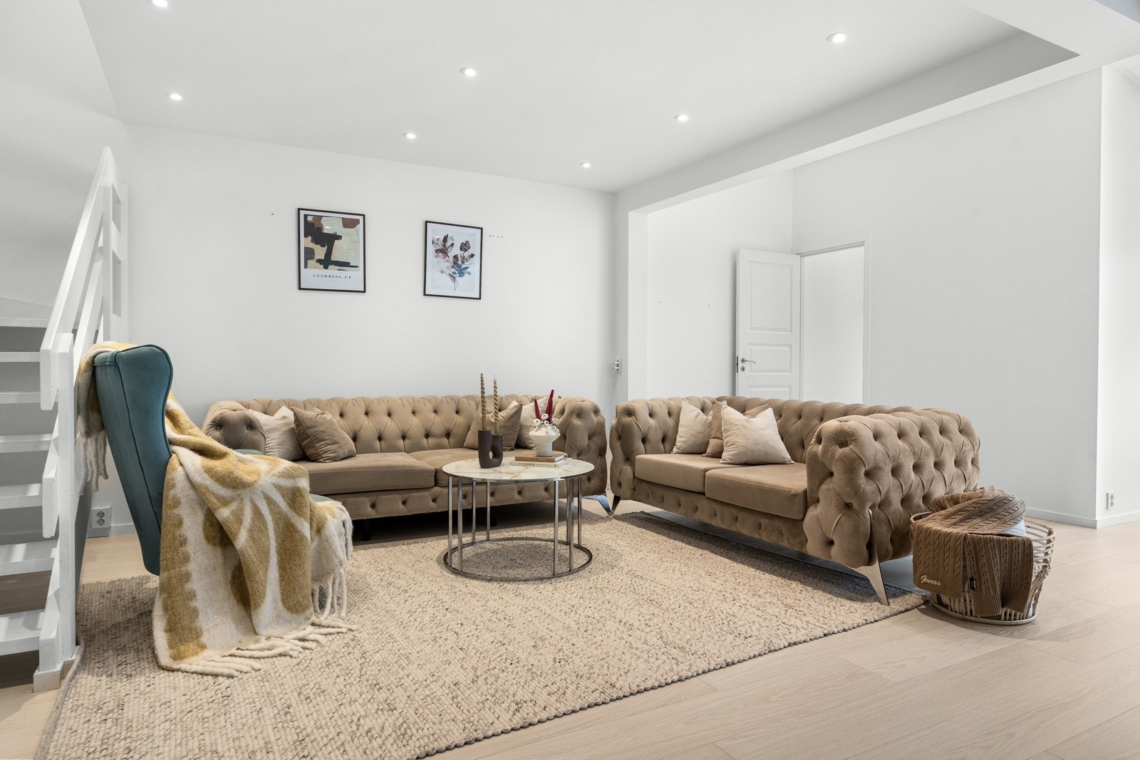 I himlingen er det montert downlights, og det er også montert en stemningsfull peisovn Galleribilde