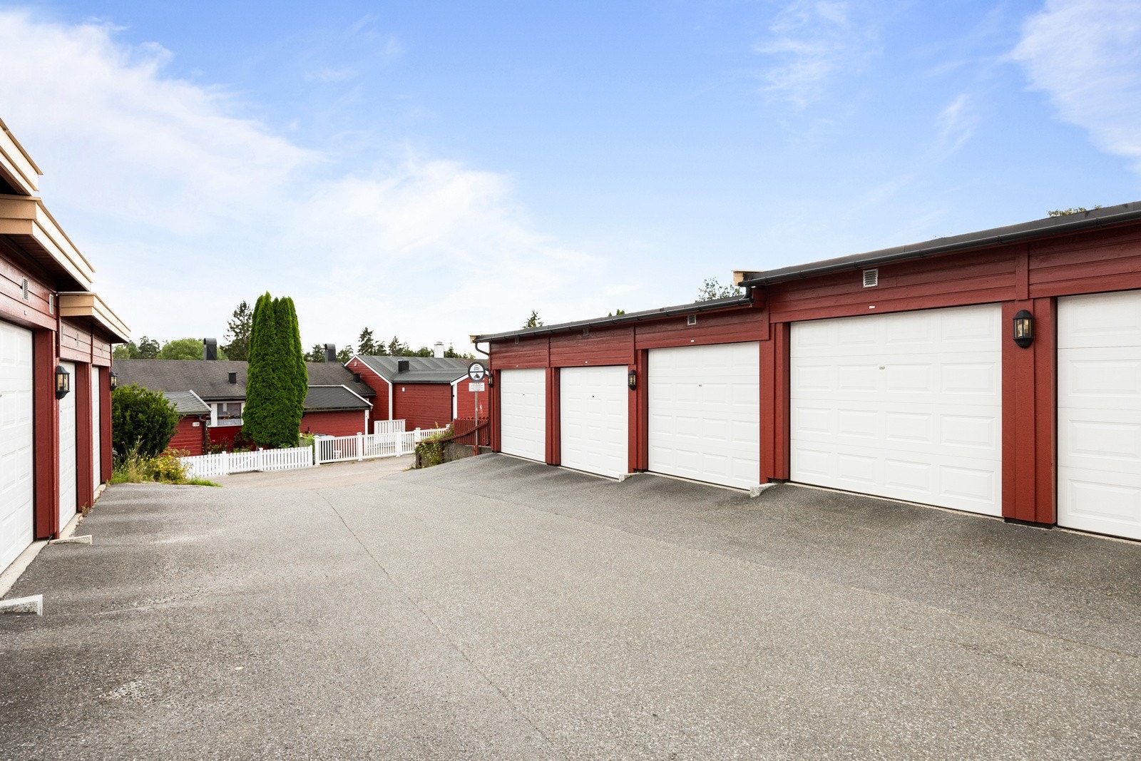 Det tilhører garasje i felles garasjerekke. Galleribilde