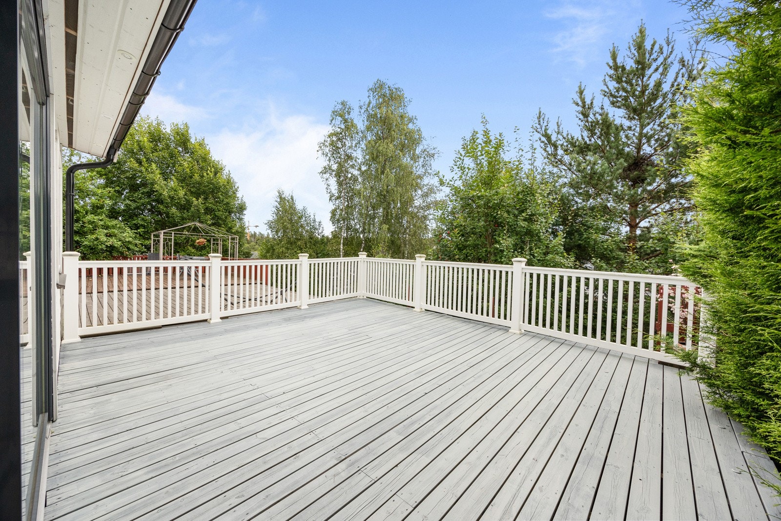 Fra stuen i underetasjen er det utgang til en terrasse på ca. 19 kvm med god plass til utemøbler, grill med mer. Galleribilde