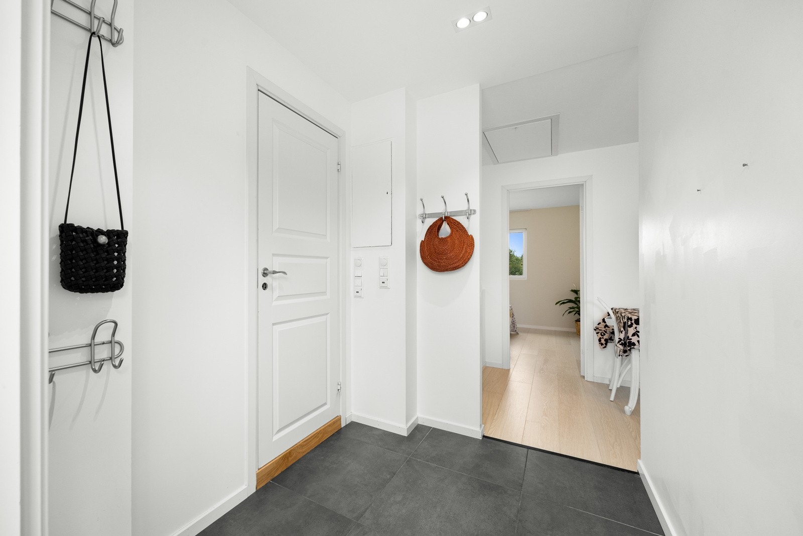 Entreen har fliser på gulvet, lysmalte vegger og direkte tilgang til bad/vaskerom. Galleribilde