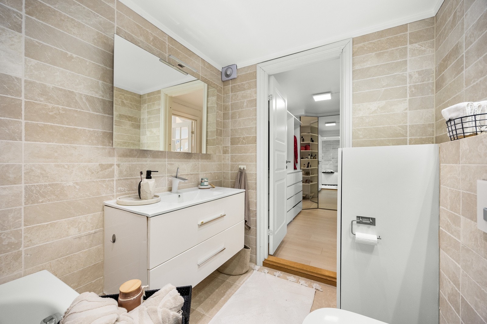 Innredningen består av en heldekkende servant med hvite underskuffer, og over servanten er det speil Galleribilde