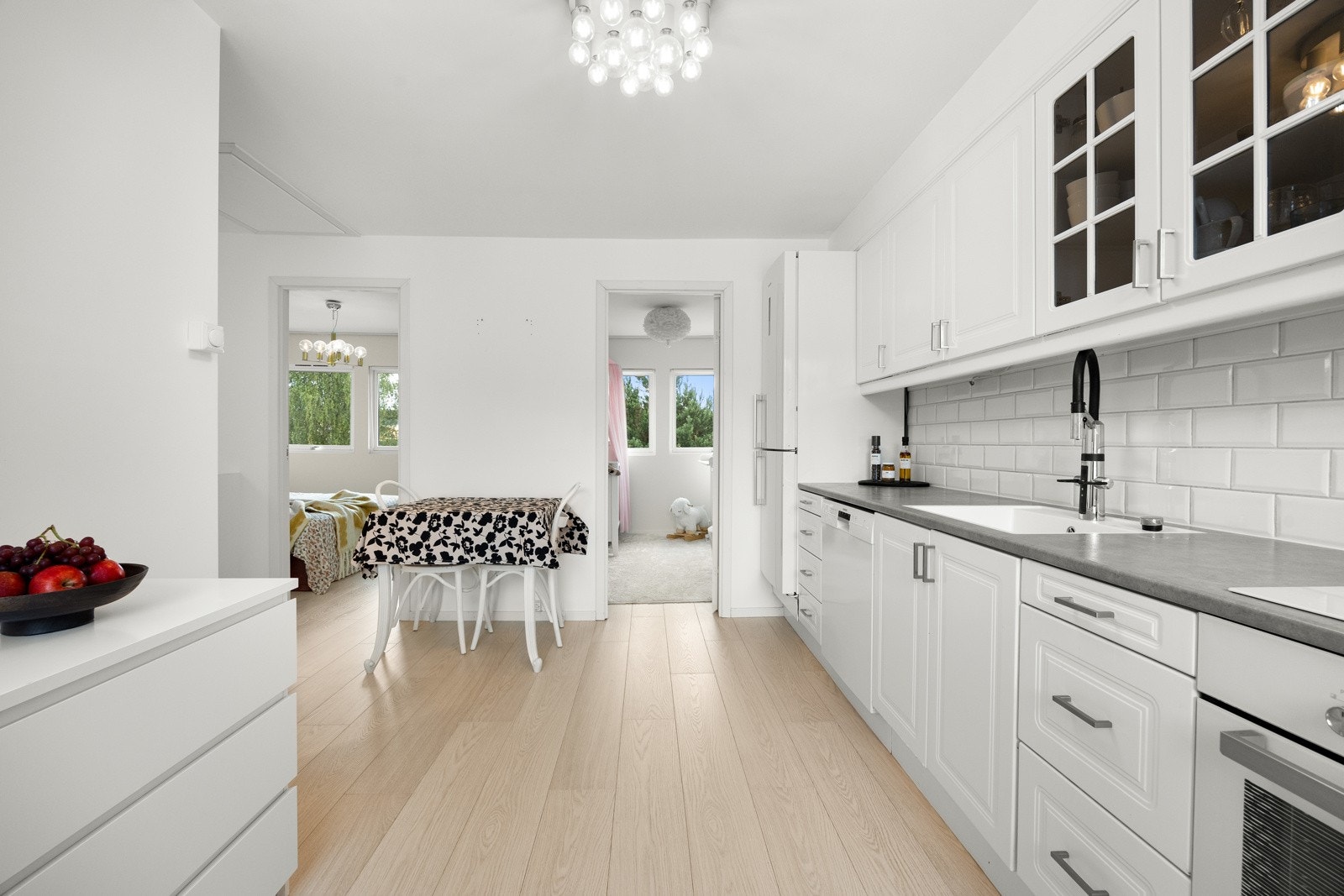 Rommet har enstavs laminatgulv, lysmalte vegger og plass til kjøkkenbord. Galleribilde