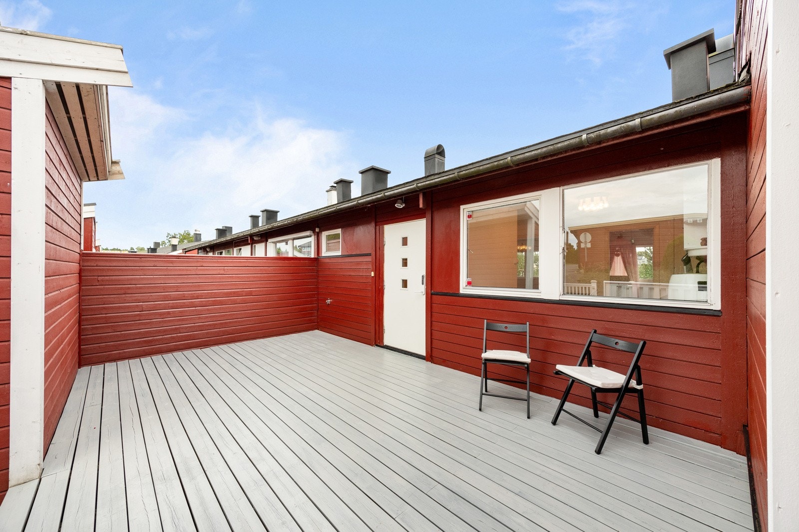 Rekkehuset har et trivelig inngangsparti i første etasje, og en innbydende entré. Galleribilde