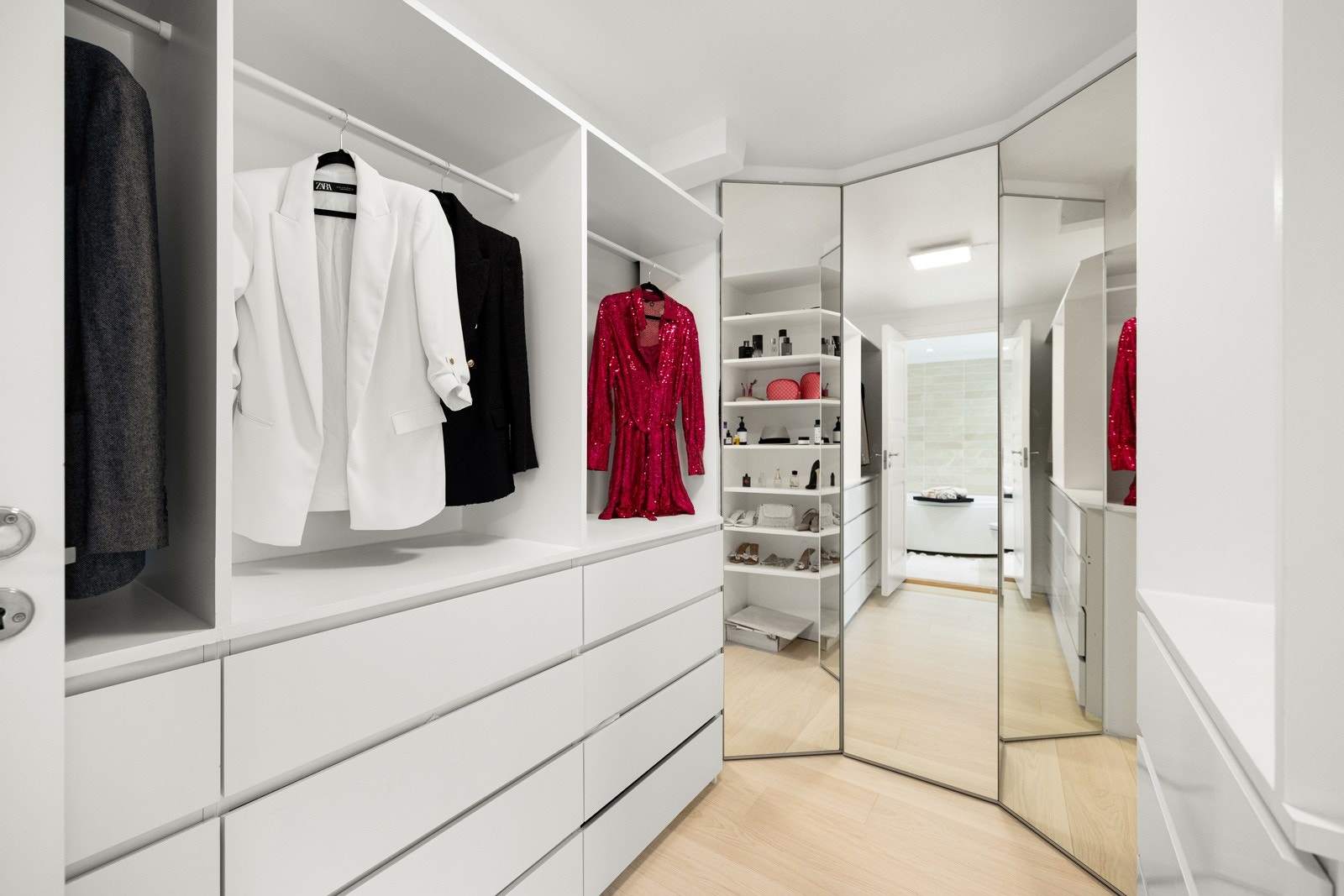 I underetasjen er det også et stort garderoberom med stilren, takhøy og praktisk innredning. Galleribilde