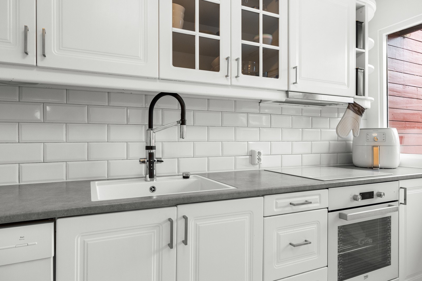 Kjøkkenet har integrert stekeovn og platetopp, og det er også opplegg for oppvaskmaskin og plass til kjøle/fryseskap. Galleribilde